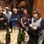 Wijnproeverij in de wijnkelder van Domain Hubert Metz, Céline Metz legt uit.